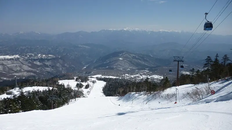 御嶽山麓のゲレンデとゴンドラ